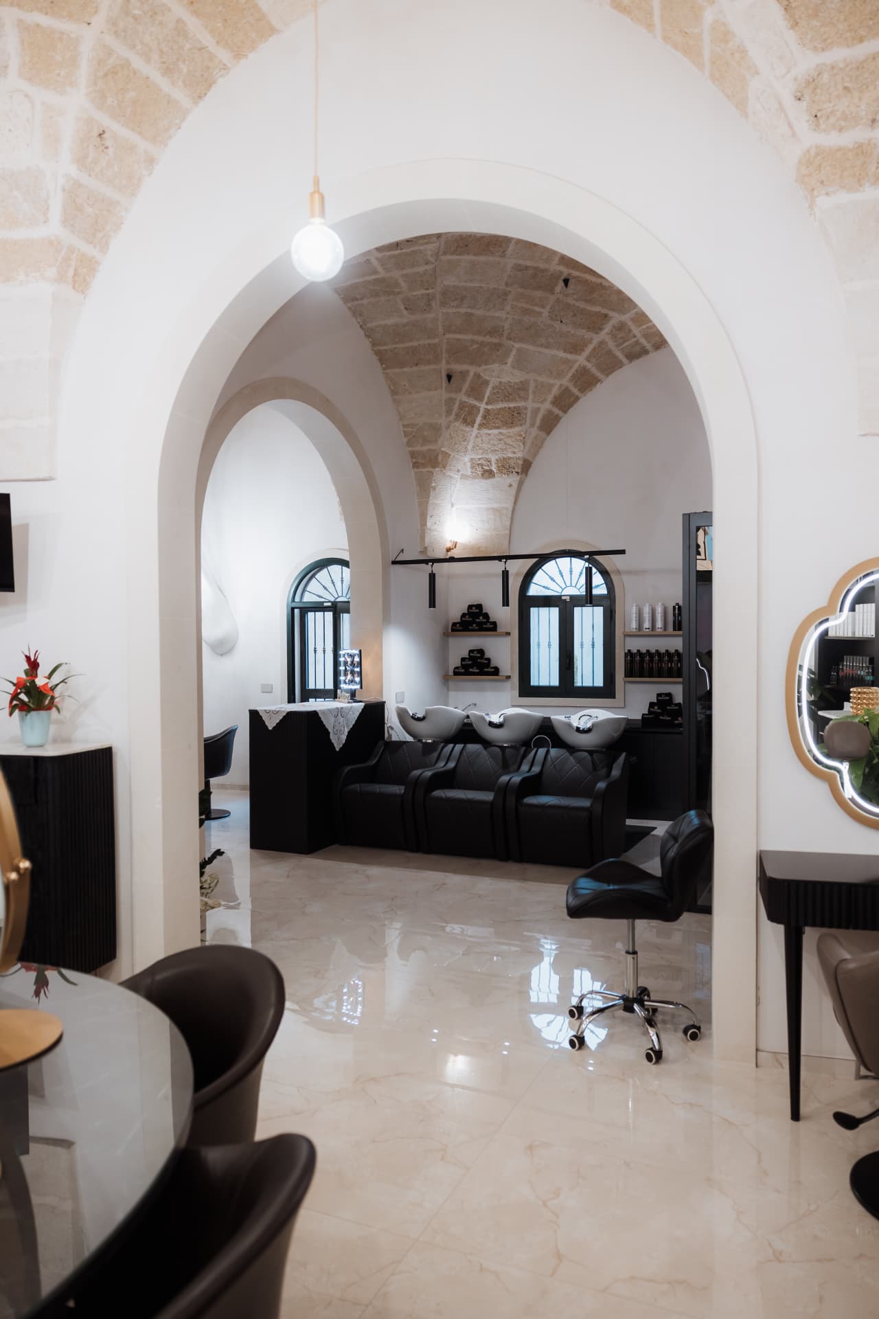 Maisonique Parrucchieri Calimera — interni del salone boutique con volte in pietra leccese