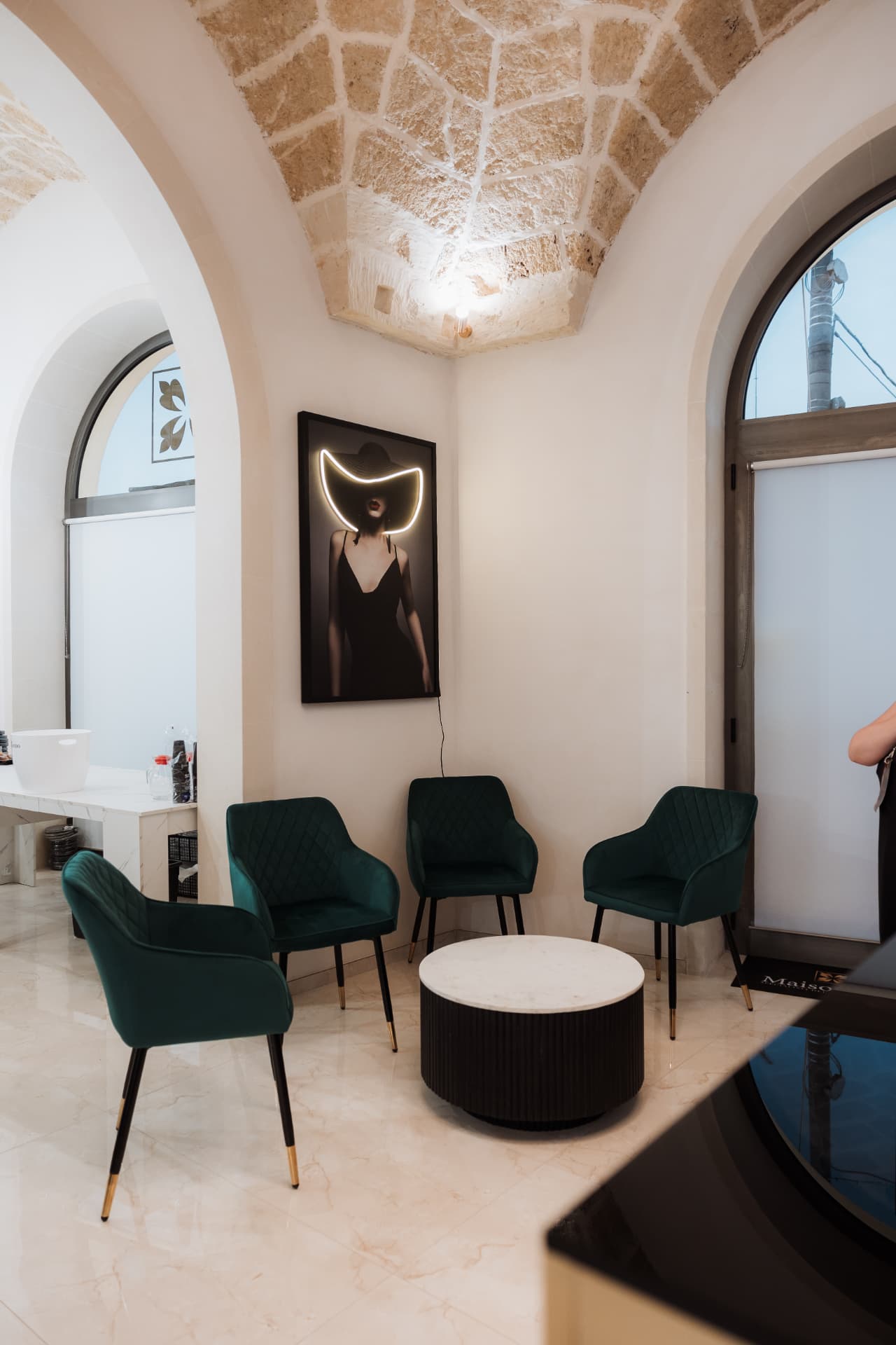 Maisonique Parrucchieri Calimera — sala d'attesa con poltrone in velluto verde